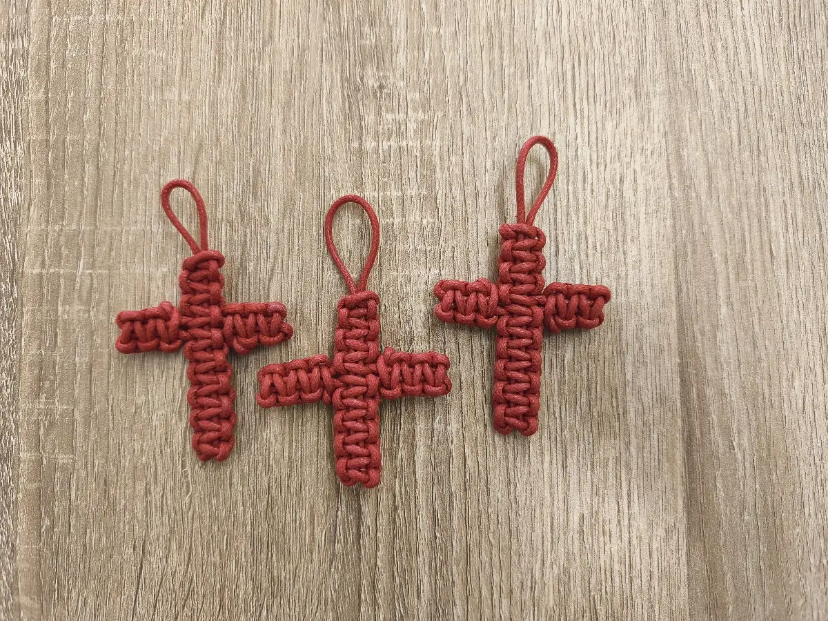 Croix tressée à la main