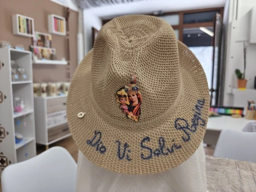 Chapeau Dio Vi Salvi Regina + breloque croix