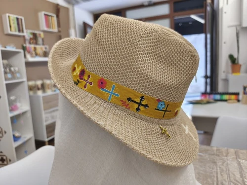 Chapeau croix brodée