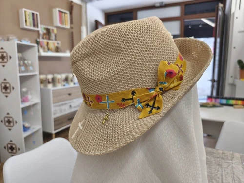 Chapeau croix brodée