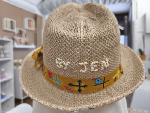 Chapeau croix brodée