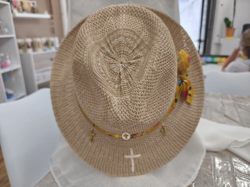 Chapeau croix brodée