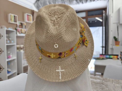 Chapeau croix brodée